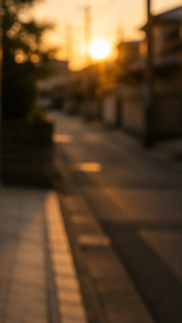 夕日の差す住宅街の路地